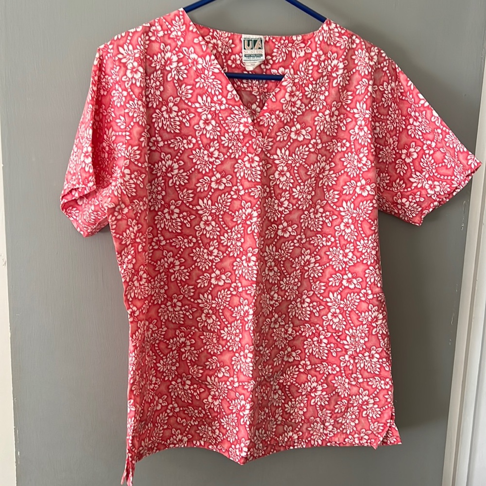 Scrub top-coral